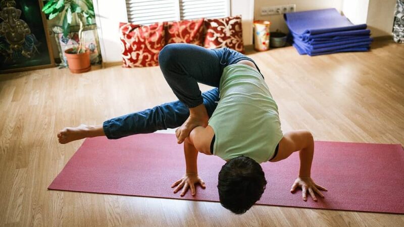 Jak zacząć ćwiczyć jogę w domu? Poradnik dla początkujących